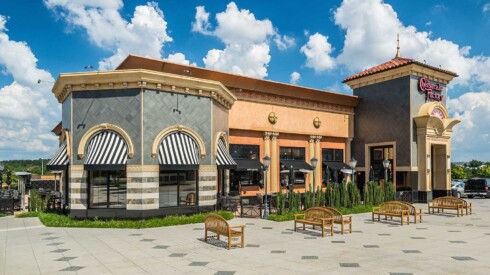 Cheesecake factory near the Windmill Parc apartments