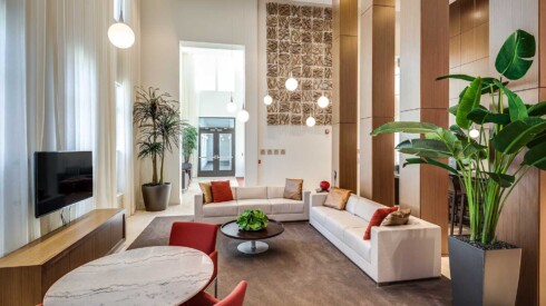 Lobby with seating and TV at the Windmill Parc apartments